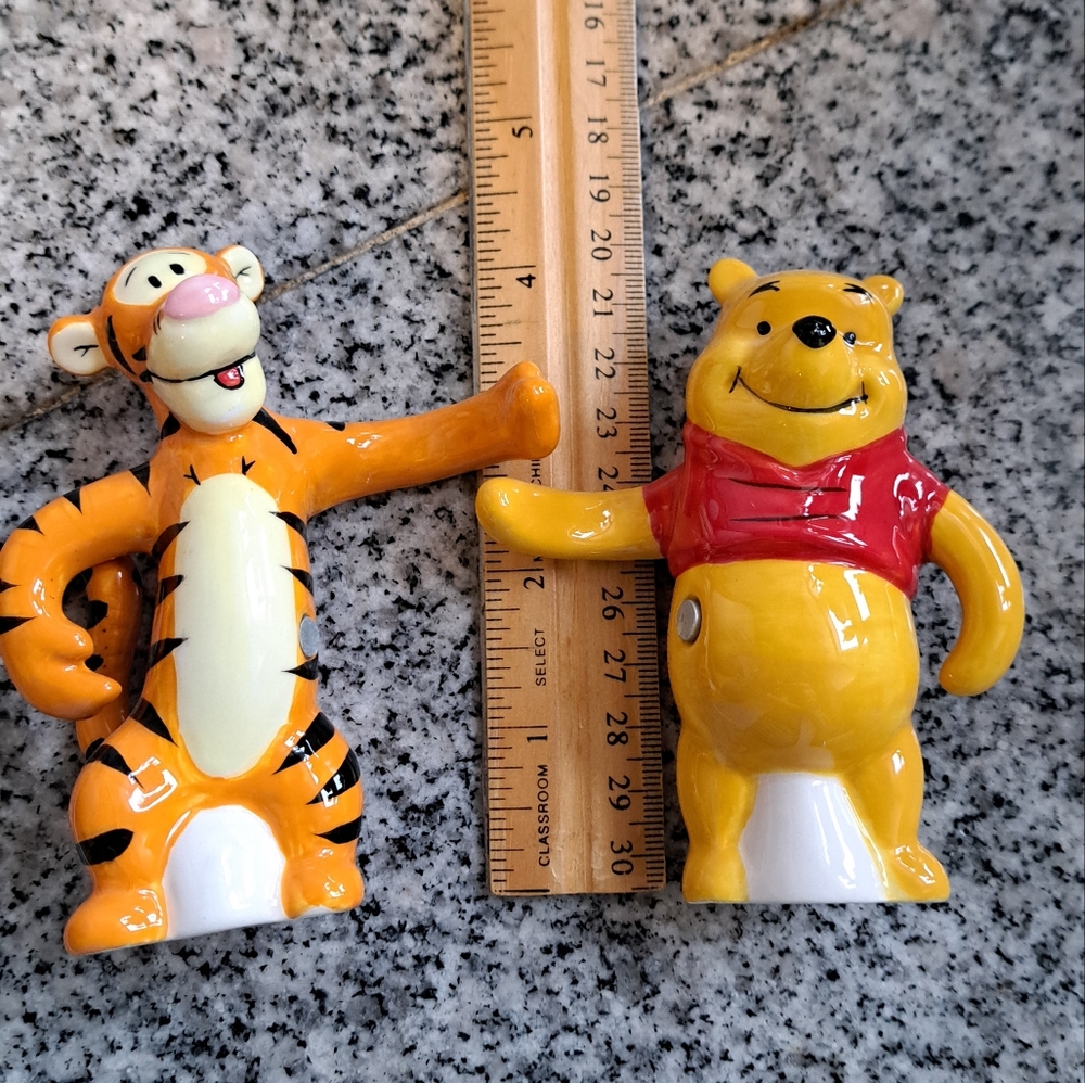 Disney Salt/Pepper Shaker Tigger and Winnie the Pooh Hugging